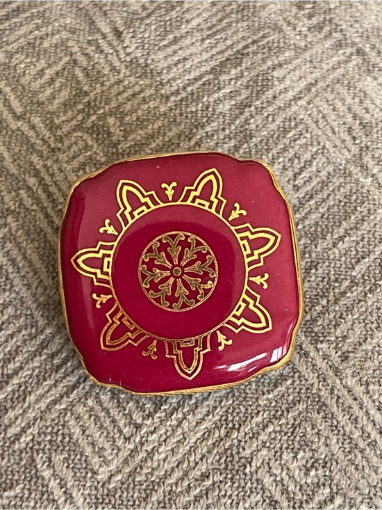 Royal Albert Jewelry - Royal Albert 100 Years Holyrood Porcelain Brooch - Like New